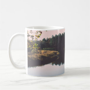 Caneca De Café Rio Censico de outono colorido no país com árvores