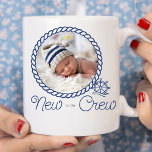 Caneca De Café Roda Náutica Nova ao Anúncio de Nascimento da Trip<br><div class="desc">Presente de fotografia de bebê recém-nascido para o novo membro da tripulação ou como presente de anúncio para amigos e familiares. Adicione sua foto a este design náutico com quadro fotográfico de corda e roda do capitão em paleta azul e branca. Você pode adicionar o nome do bebê, a data...</div>
