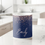 Caneca De Café Rosa Azul marinho Dourado - Sparkle Cor-de-Rosa Es<br><div class="desc">Azul marinho e Rosa Dourado - Brilhante cor-de-rosa brilhante Brilhante Nome do monograma de metal escovado e Taça ou Mug Iniciais de Café. Isto faz o doce e perfeito aniversário de 16 anos, casamento, chá de panela, aniversário, chá de fraldas ou festa de solteira presente para alguém que ama luxo...</div>