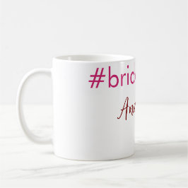 Caneca De Café Rosa claro de hashtag Bridesmaid adiciona nome tri