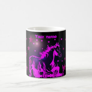 Caneca De Café rosa do cavalo selvagem, mustang no fundo preto