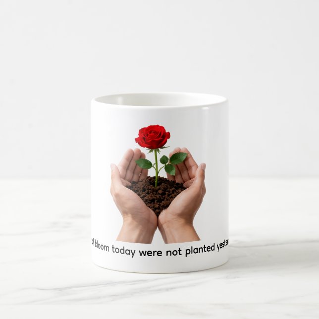 Caneca De Café Rosa Inspiradora em Mãos Cuidadosas (Centro)