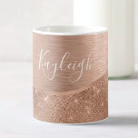 Caneca De Café Rosa Metálico - Largura Dourada Personalizada<br><div class="desc">Personalize facilmente este rosa dourado com metal escovado e uma glitter glamourosa,  uma caneca de café mesa com padrão de brilho,  com seu próprio nome personalizado.</div>