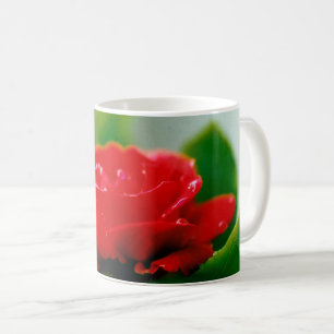 Caneca De Café Rosa vermelha de manhã coberta com gotas de orvalh