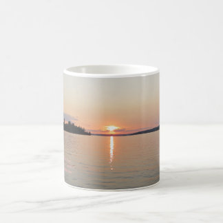 Caneca De Café Rosa Vermilion do azul do por do sol do lago