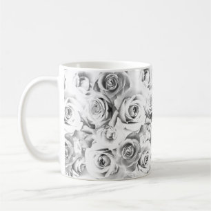 Caneca De Café Rosas Brancas Repetindo Padrão Floral