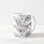 Caneca De Café Rosas e fitas gravadas em Vintage Elegante<br><div class="desc">Rosas,  flores,  vinhas,  folhas e borboletas,  gravadas a preto,  elegantes e românticas,  com fitas e arcos entrelaçados sobre fundo branco.</div>