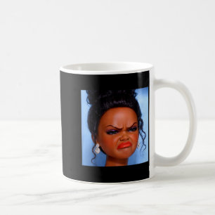 Caneca De Café Rosto de boneca preta de meme com raiva e nojo
