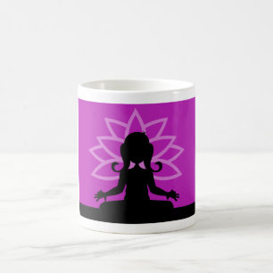 Caneca de café roxa da silhueta da ioga