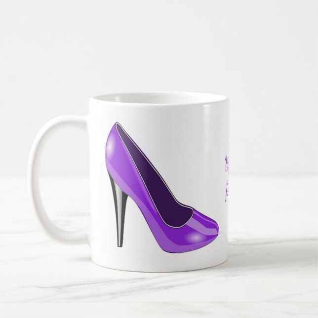 Caneca de café roxa dos calçados do salto alto (Esquerda)