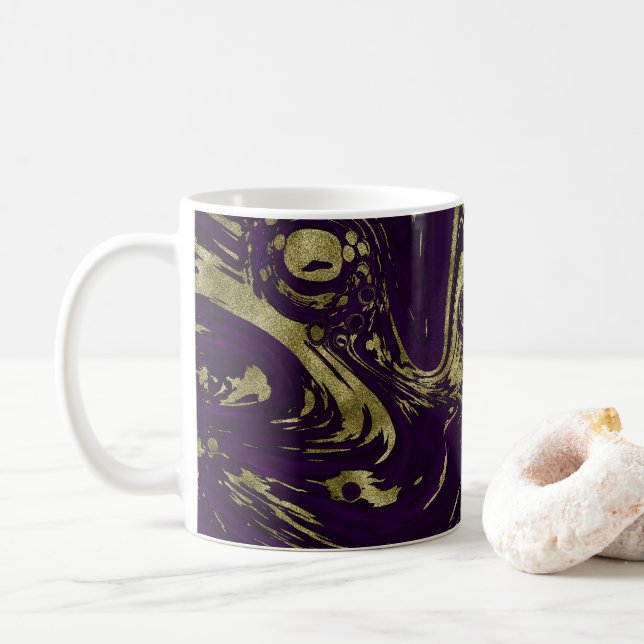 Caneca De Café Roxo Roxo e Dourado do Elegante Moderno (Com Donut)