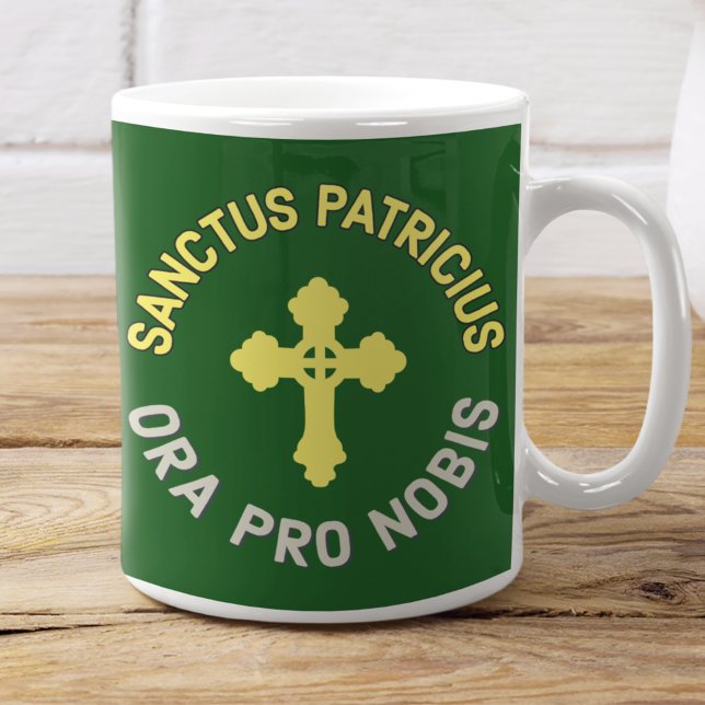 Caneca De Café Ruas católicas, a missa latina elegante do dia de  (This religious green and gold Catholic St. Patrick's Day mug is great for Irish coffee!)