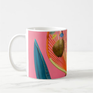 Caneca De Café Sacudir azul ao lado da cadeira