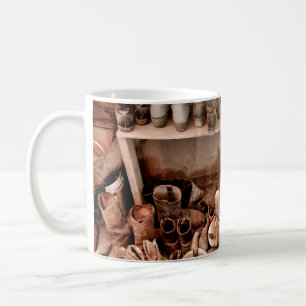 Caneca De Café Sala de Arreios cheia de Botas de Cowboy Bem Usada