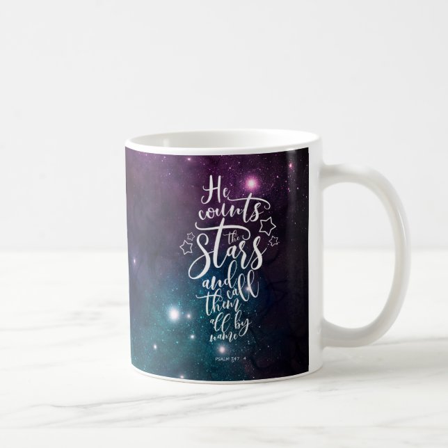 Caneca De Café Salmo 147:4 Ele Conta a Bíblia das Estrelas (Direita)