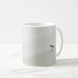 Caneca De Café Sandpiper costeiro na praia