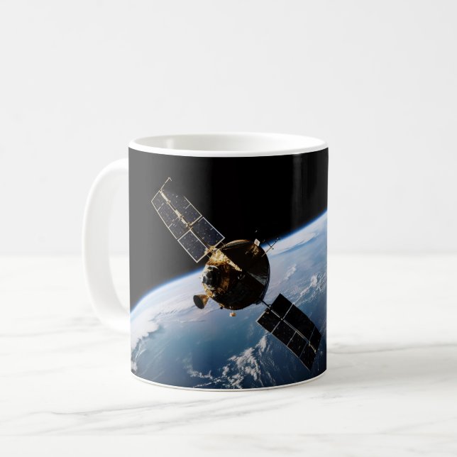 Caneca De Café Satélite Orbitando a Terra do Espaço (Frente Esquerda)