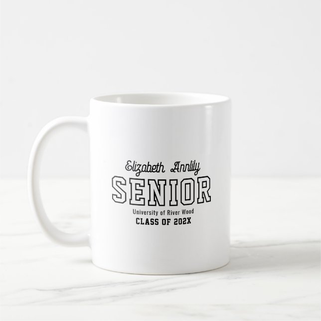 Caneca De Café Script de Ano Personalizado para Graduados da Facu (Esquerda)