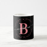 Caneca De Café Script de Monograma de Nome Preto Rosa Girassol<br><div class="desc">Mog personalizado monograma personalizado, monograma personalizado, mogno branco, branco-preto, giro, elegante, de moda, moderno, rosa e preto. Apresentando uma inicial de monograma e um script de nome feminino em uma fonte com letras maiúsculas de caligrafia e uma estrutura com círculo pontilhado ao redor do seu monograma. Presente feminino perfeito para...</div>