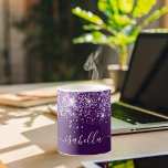 Caneca De Café Script de nome da brilha roxa<br><div class="desc">Um fundo na moda púrpura,  decorado com poeira falsa. Personalize e adicione o seu nome escrito com um script de estilo alfanumérico com letra de tendência com alternâncias. Para manter as hastes,  exclua apenas o nome da amostra,  deixe os espaços ou emoji na frente e depois do nome.</div>