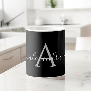 Caneca De Café Script Elegante do Monograma Inicial do Nome Preto