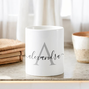 Caneca De Café Script Elegante do Monograma Inicial do Nome Preto