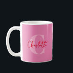Caneca De Café Script Manuscrito Quirky Whimsy Monogramas cor-de-<br><div class="desc">Brigue suas manhãs com este Manuscrito Manuscrito Quirky Whimsy Monogrammed Coffee Mug! Apresentando uma tipografia vermelha divertida sobre um fundo rosa,  esta design de tendências mostra seu monograma e seu nome em um estilo divertido e caprichoso. Uma escolha na moda e estética para quem ama um pop de cor!</div>