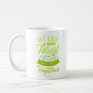 Caneca De Café se perca na floresta e não encontre um caminho de 