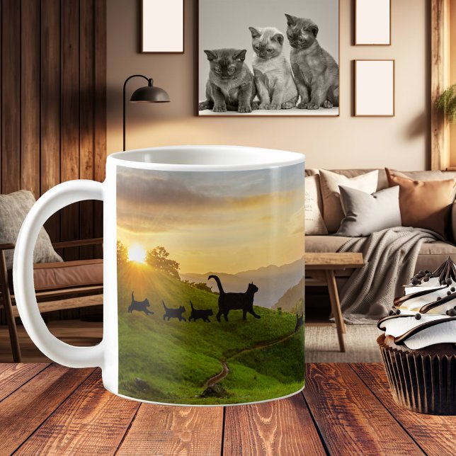 Caneca De Café Seguindo o Cat Trail Family Mug (A fun and whimsical mug featuring cat families walking through a hilly landscape at sunset)