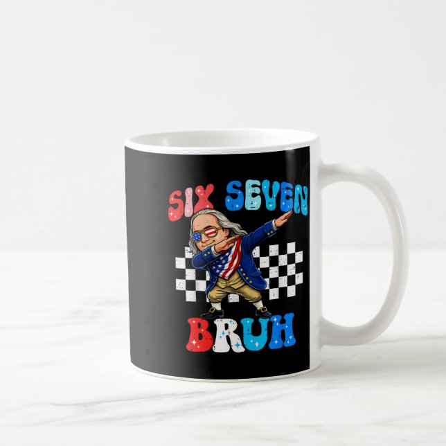 Caneca De Café Seis sete 67 bruh 6 7 meme ben franklin dançando 4 (Direita)