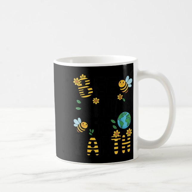 Caneca De Café Seja gentil com a terra - abelhas fofas flores pla (Direita)