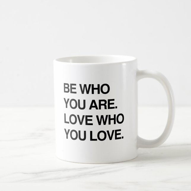 CANECA DE CAFÉ SEJA QUEM VOCÊ É. AME QUEM VOCÊ AMA. (Direita)
