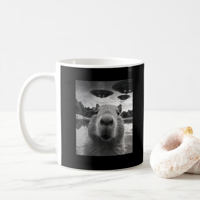 Caneca De Café Selfie Engraçado de Capivara com OVNIs Estranho (Com Donut)