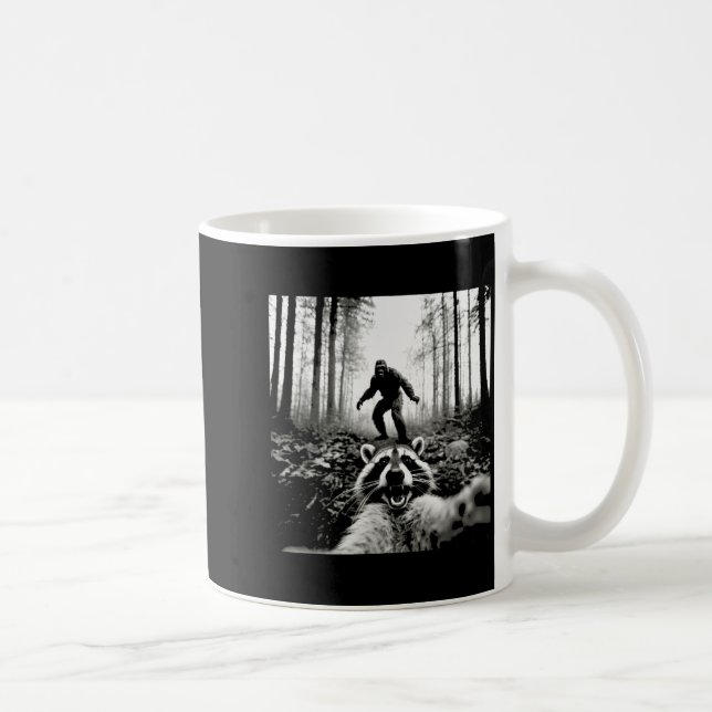 Caneca De Café Selfie engraçado de guaxinim com Sasquatch Pé-gran (Direita)