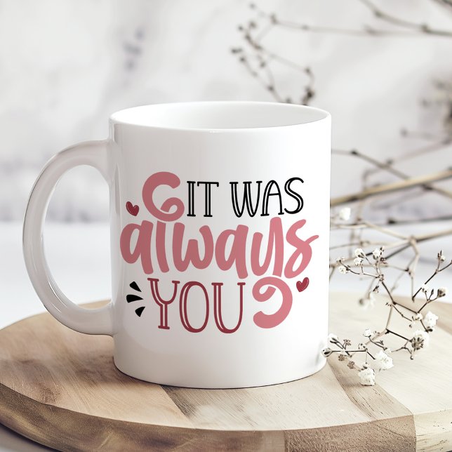 Caneca De Café "Sempre foi você" e foto personalizada de forma ca ("It Was Always You" & Custom Heart Shape Photo Coffee Mug on a boho kitchen table with flowers)