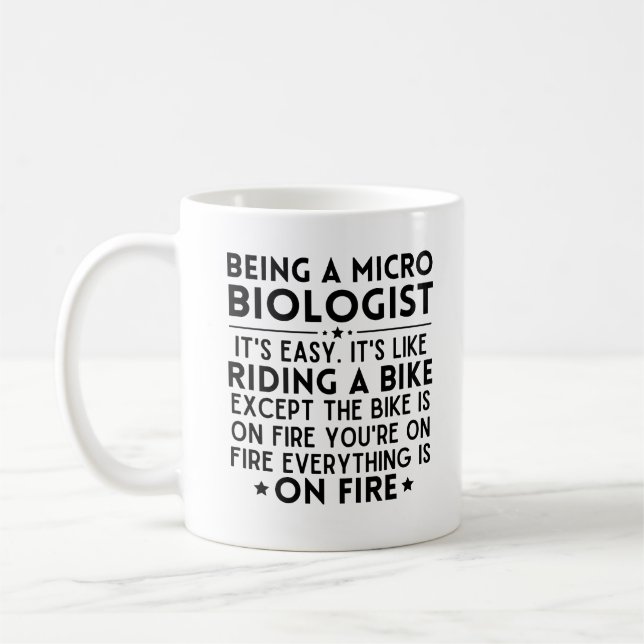 Caneca De Café Sendo um microbiologista é fácil (Esquerda)