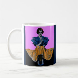 Caneca De Café Senhora bonito de 1934 desfrutando de um Chesterfi