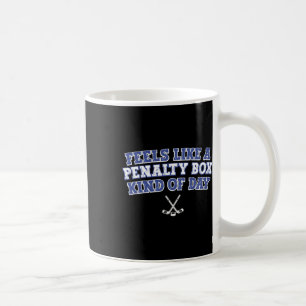 Caneca De Café Sente como um dia de caixa de penalidade engraçado
