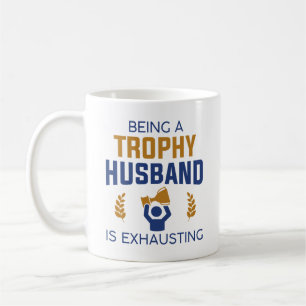 Caneca De Café Ser Um Marido De Troféus Está Escaindo