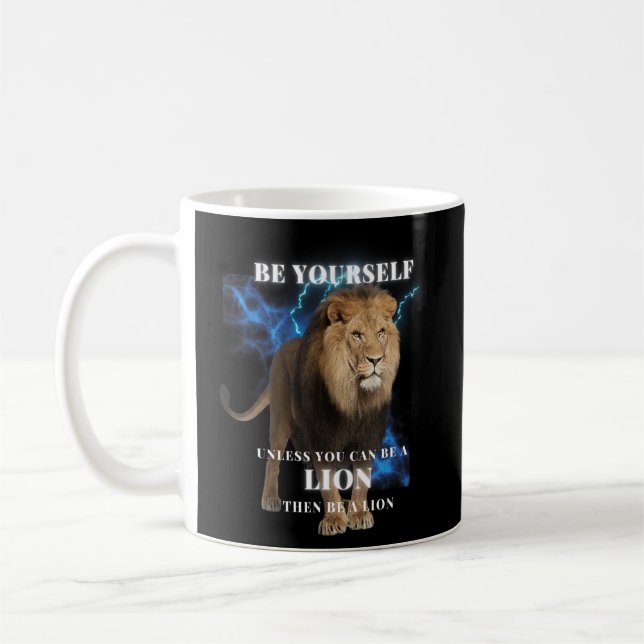 Caneca De Café SER VOCÊ MESMO A menos que possa ser um LION, entã (Esquerda)