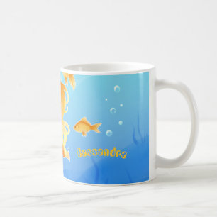 Caneca De Café Sereia bonito com o peixe dourado sob a água