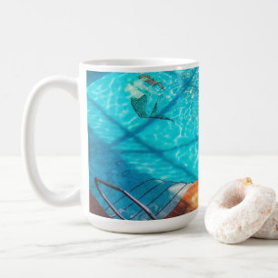 Caneca De Café Sereia numa Piscina de natação