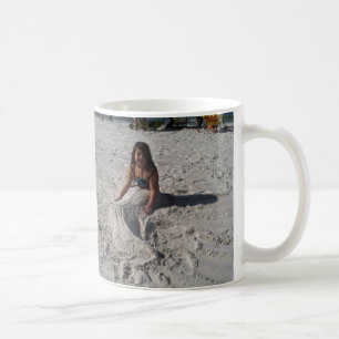 Caneca De Café sereia pequena na praia por bbillips