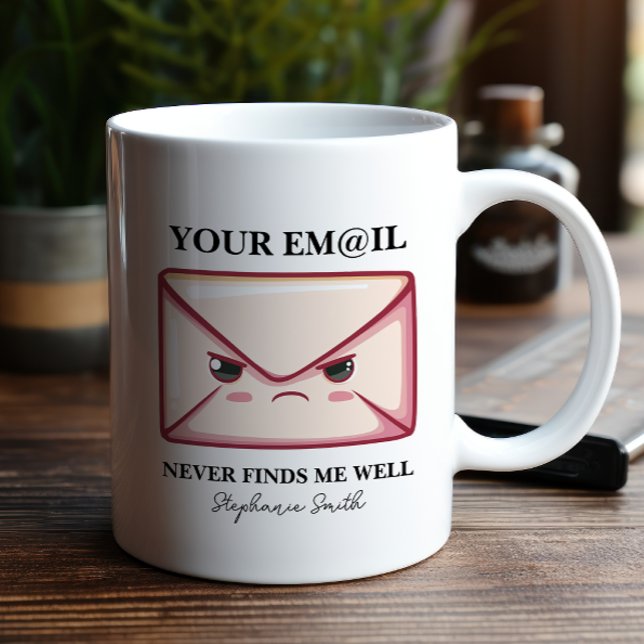 Caneca De Café Seu Email Nunca Me Encontra Bem Personalizado Escr (Featuring a hilariously grumpy envelope alongside an all-too relatable phrase.)