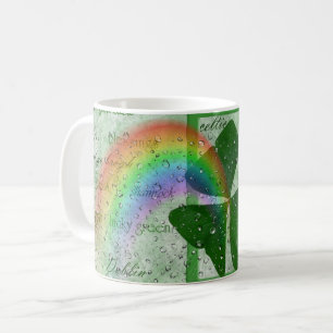 Caneca De Café Shamrock irlandês e Rainbow na chuva