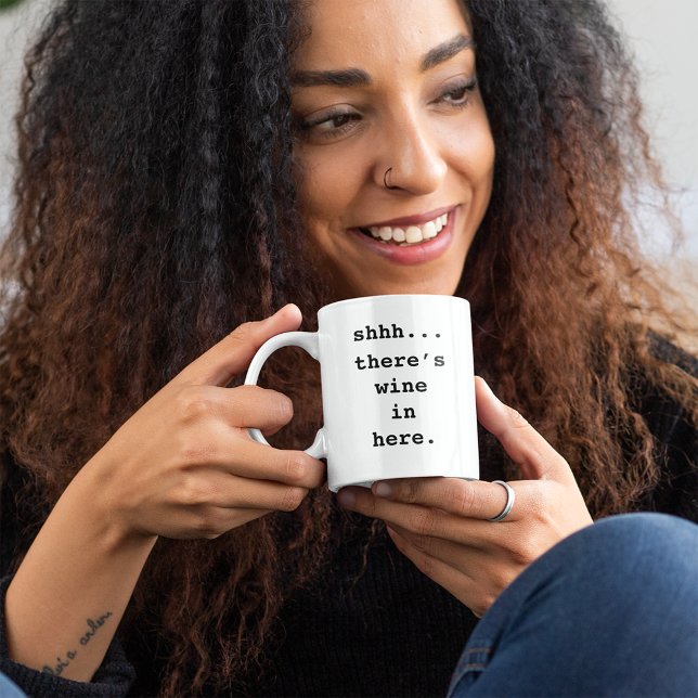 Caneca De Café Shhh.. Há vinho aqui engraçado (Criador carregado)