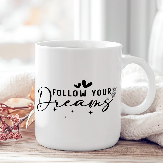Caneca De Café "Siga seus sonhos" Inspiração Floral ("Follow Your Dreams" Floral Inspirational Coffee Mug on a boho wooden table with pink flower.)