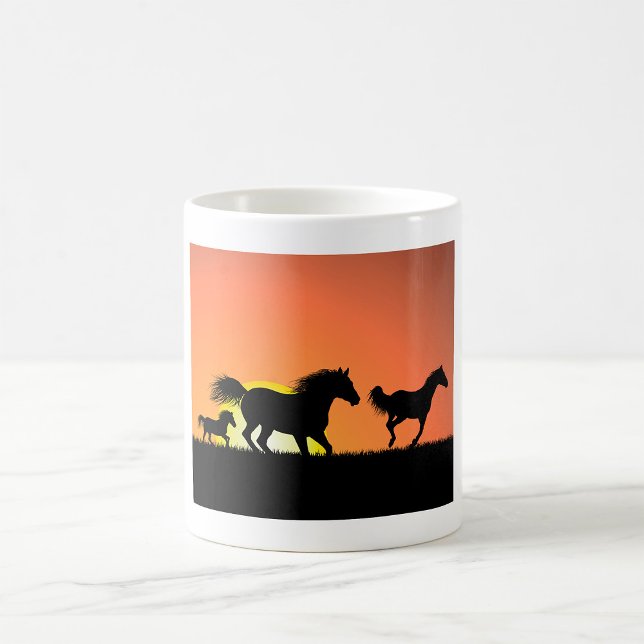 Caneca De Café Silhueta do pôr do sol de cavalos selvagens (Criador carregado)