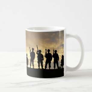 Caneca De Café Silhueta dos soldados na 101st divisão