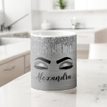 Caneca De Café Silver Glitter Sparkle Eyelashes Monograma<br><div class="desc">Folha de Silver Faux Folha Metálica Glitter Glitter Brutado Monograma Metálico Nome e Eyelashes Iniciais (Lashes), Extensões de Eyelash e Copo de Café ou Mug de Olhos. O design faz o doce e perfeito aniversário de 16 anos, casamento, chá de panela, aniversário, chá de fraldas ou presente de festa de...</div>